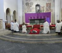 Der Priester legt sich auf den Boden, ein Zeichen von Trauer und Demut (Foto: PG)