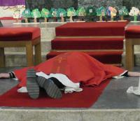 Der Priester legt sich auf den Boden, ein Zeichen von Trauer und Demut (Foto: PG)
