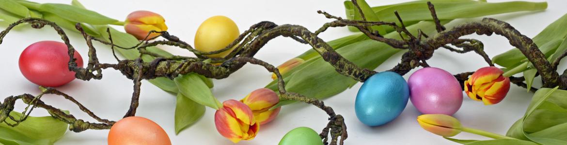 Osterdeko mit Tulpen und Ostereiern