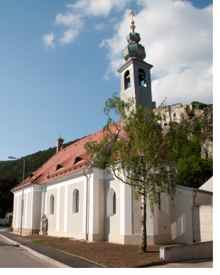 St. Helena mit Ruine Rauhenstein im Hintergrund