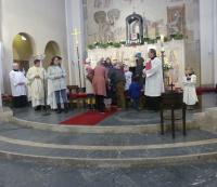 Die Kinder bauen vor dem Altar eine symbolische Brücke auf (Foto: PG)