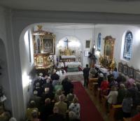 Wegen Regen wird die Messe in der Kirche fortgesetzt (Foto: PG)