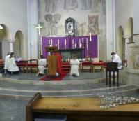 Jesus ist gestorben - alle knien sich hin (Foto: PG)