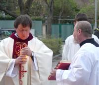 Die Osterkerze wird entzündet (Foto: PG)