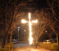 Tanz der Volkstanzgruppe vor dem mit Fackeln beleuchteten Kreuz (Foto: PG)